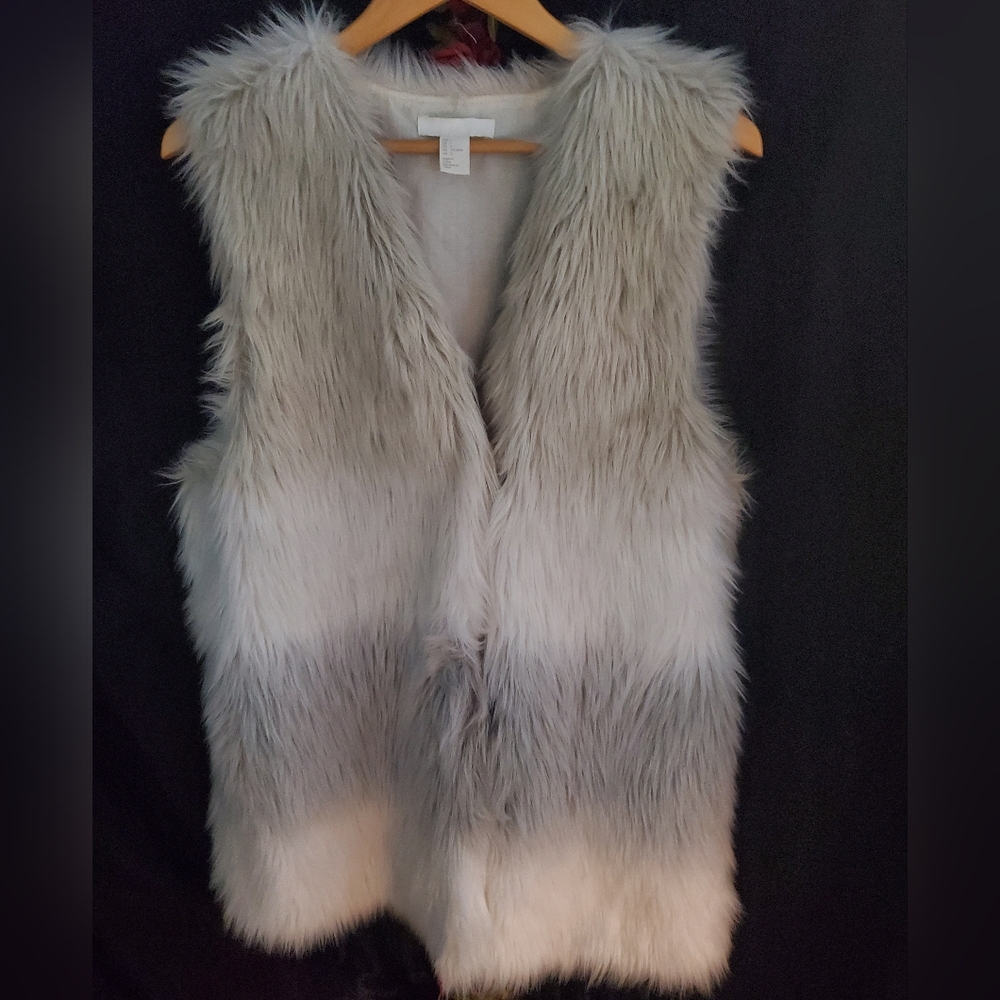 NWOT Cozy and stunning white and grey H&M fur vest size Large
